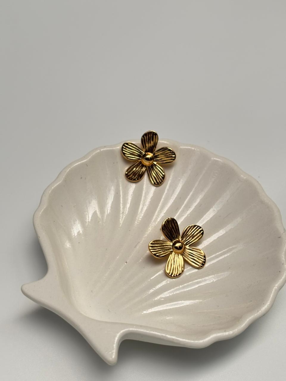 Flower stud earrings