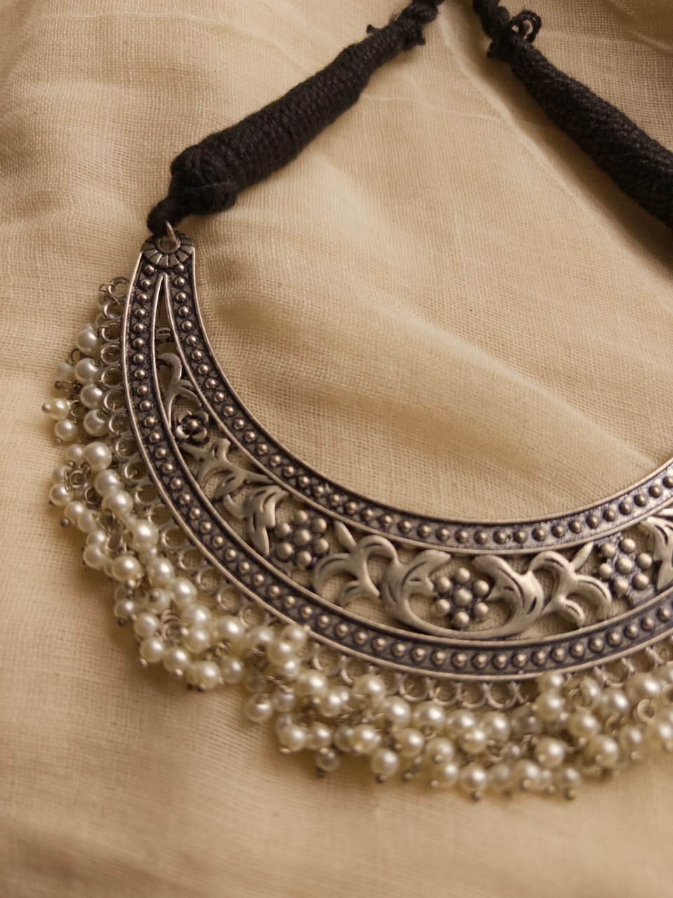 Pearl hasli neckpiece
