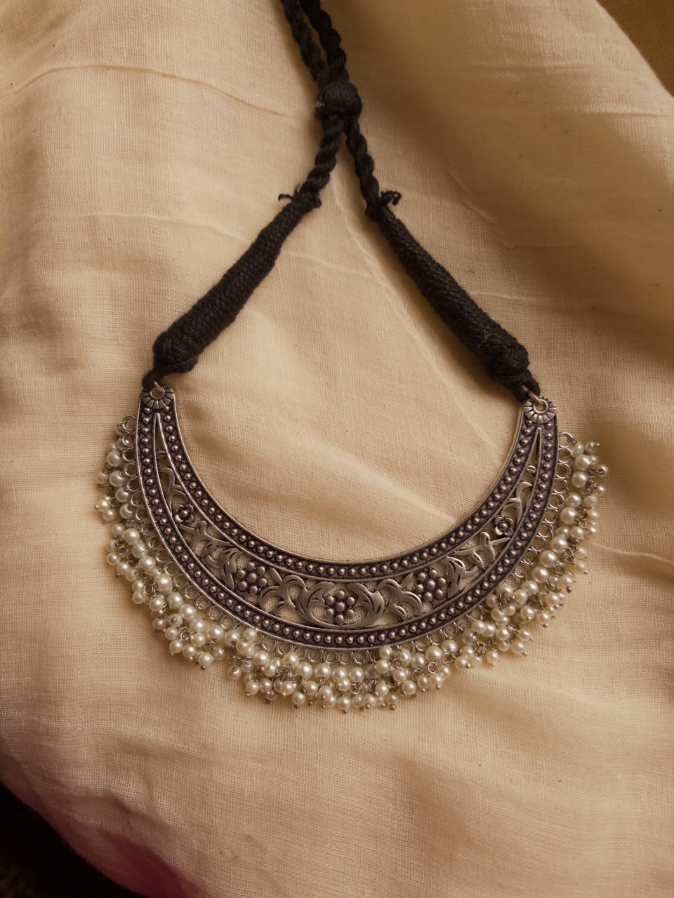 Pearl hasli neckpiece