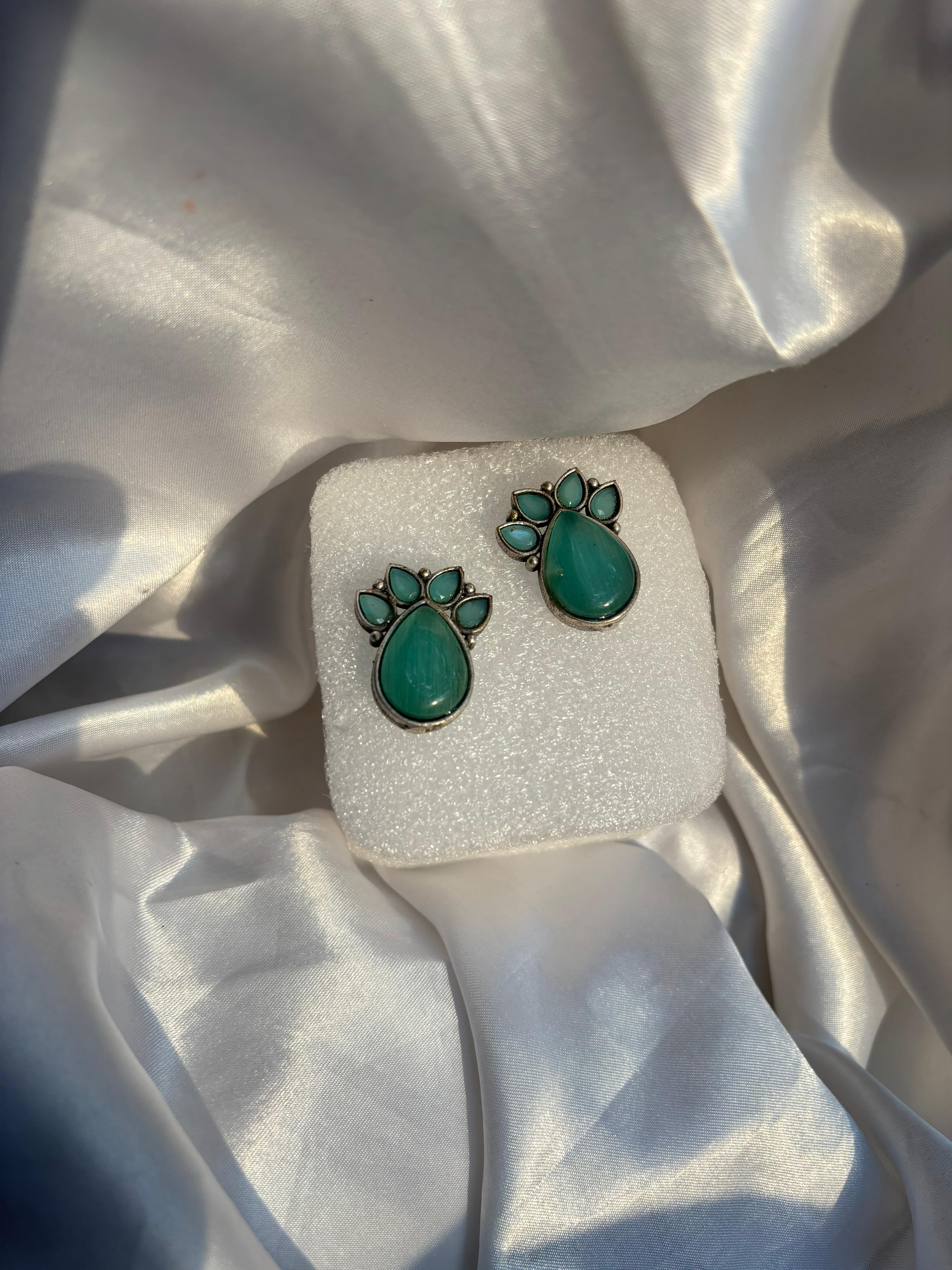 Monalisa stone studs